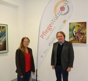 Foto von Helmut Radlmeier und Sandra Aschenbrenner im Pflegestützpunkt Region Landshut