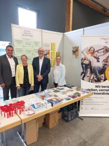 Oberbürgermeister Alexander Putz und Alfred Holzner, Erster Bürgermeister Rottenburg und Vertreter des Landkreises Landshut besuchen den Messestand der Stadt Landshut und des Pflegestützpunktes Region Landshut