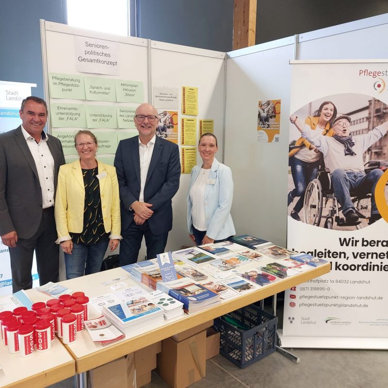 Oberbürgermeister Alexander Putz und Alfred Holzner, Erster Bürgermeister Rottenburg und Vertreter des Landkreises Landshut besuchen den Messestand der Stadt Landshut und des Pflegestützpunktes Region Landshut